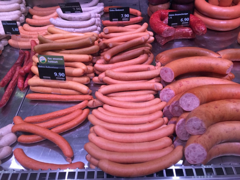 charcuterie-ST ANTONIN-min_sausages_meat_butchery-1069321